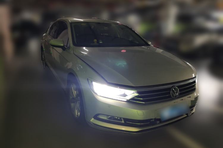 Used Volkswagen Magotan 2018 Facelift 330TSI DSG Luxury Model Front Right 45 Deg