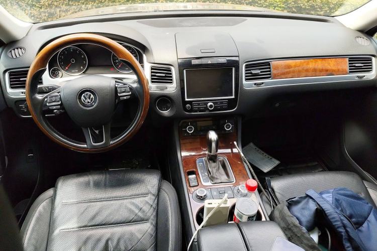 Used Volkswagen Touareg 2011 3.0 TSI Comfort Version Center Console