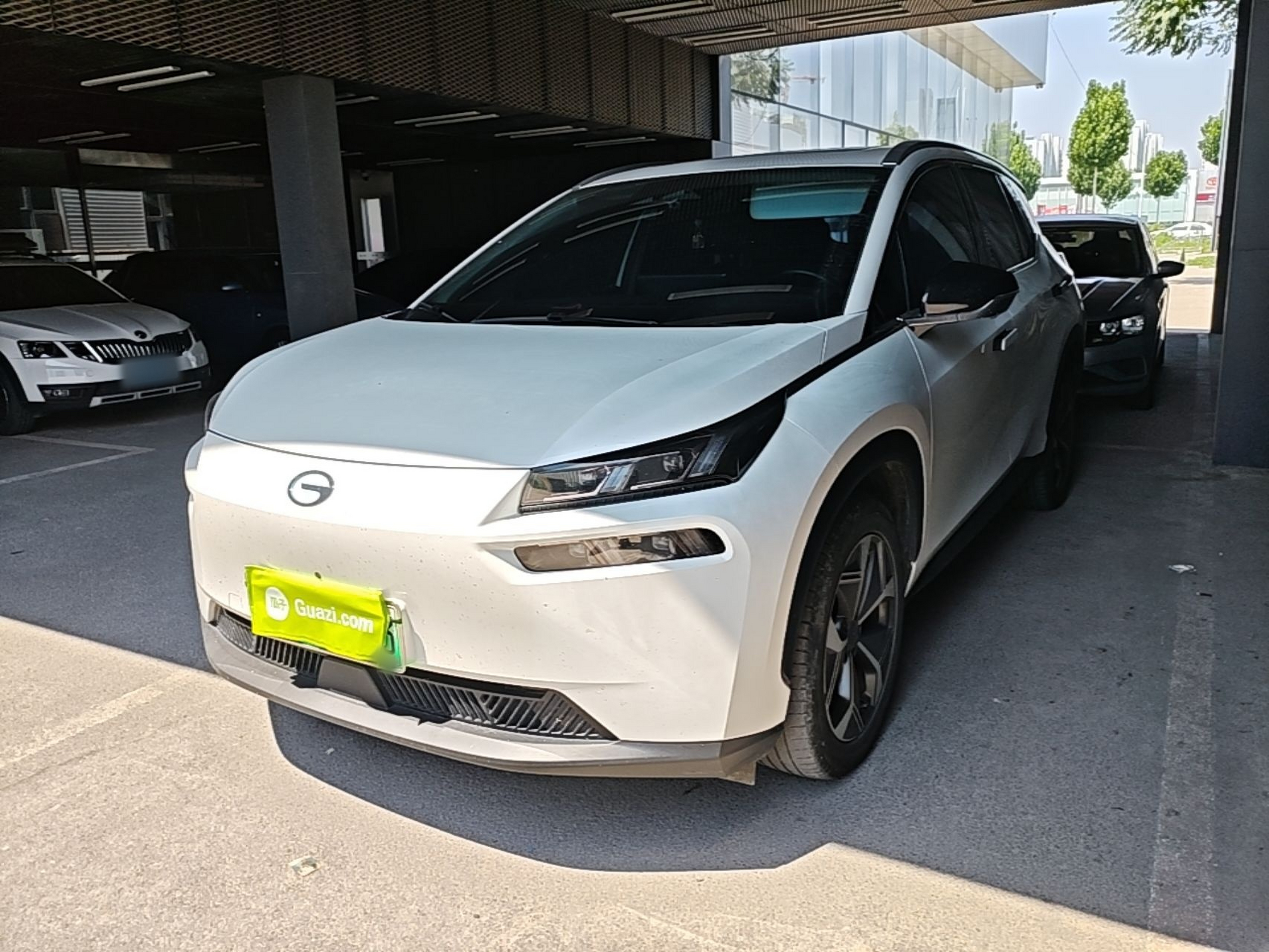 Под передней частью автомобиля