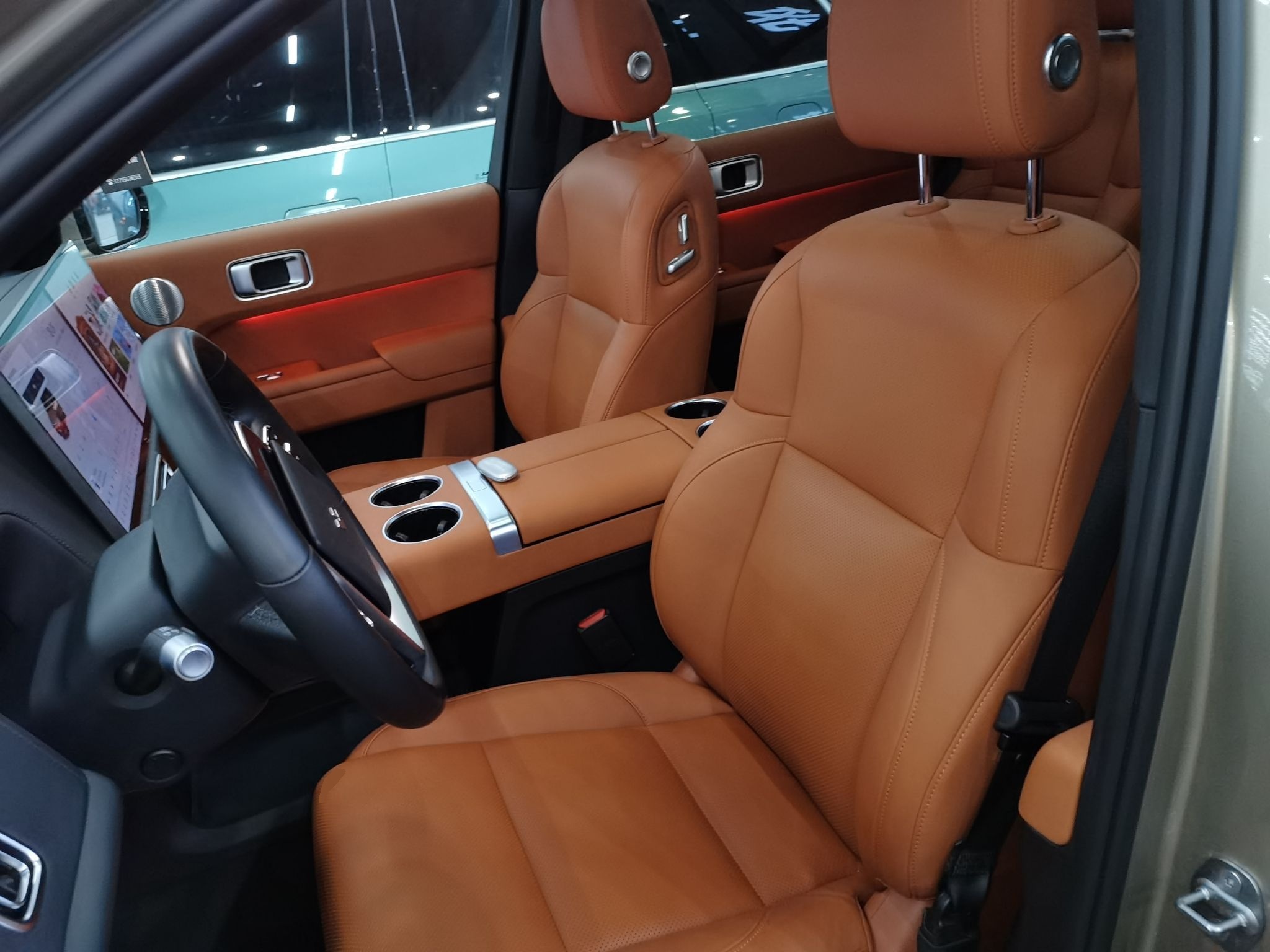 المقاعد الأمامية داخل السيارة