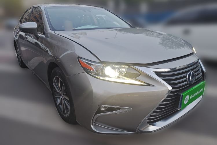 Used Lexus ES 2015 300h Comfort Edition Front Right 45 Deg