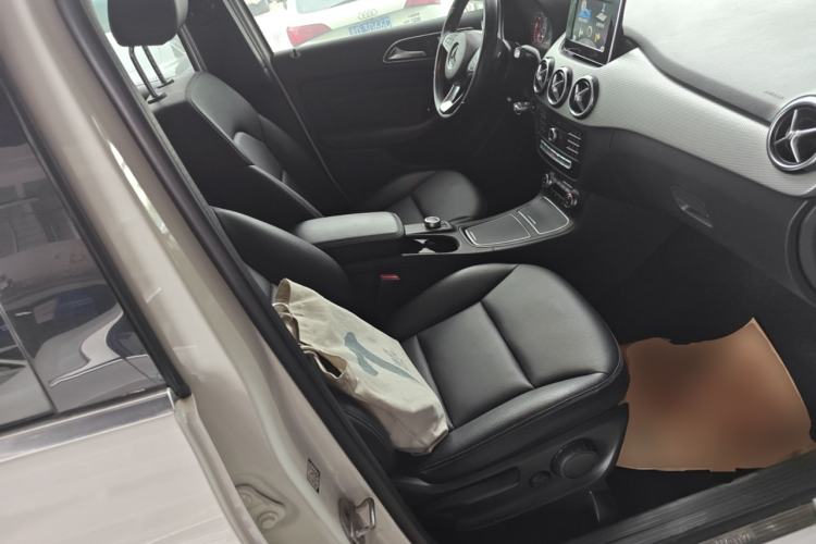 Used Mercedes-Benz B-Class 2015 B 200 Fashion Model Right Front Seat