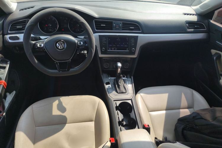 Used Volkswagen Lamando 2019 230TSI DSG Fashion Edition China V Standard Center Console