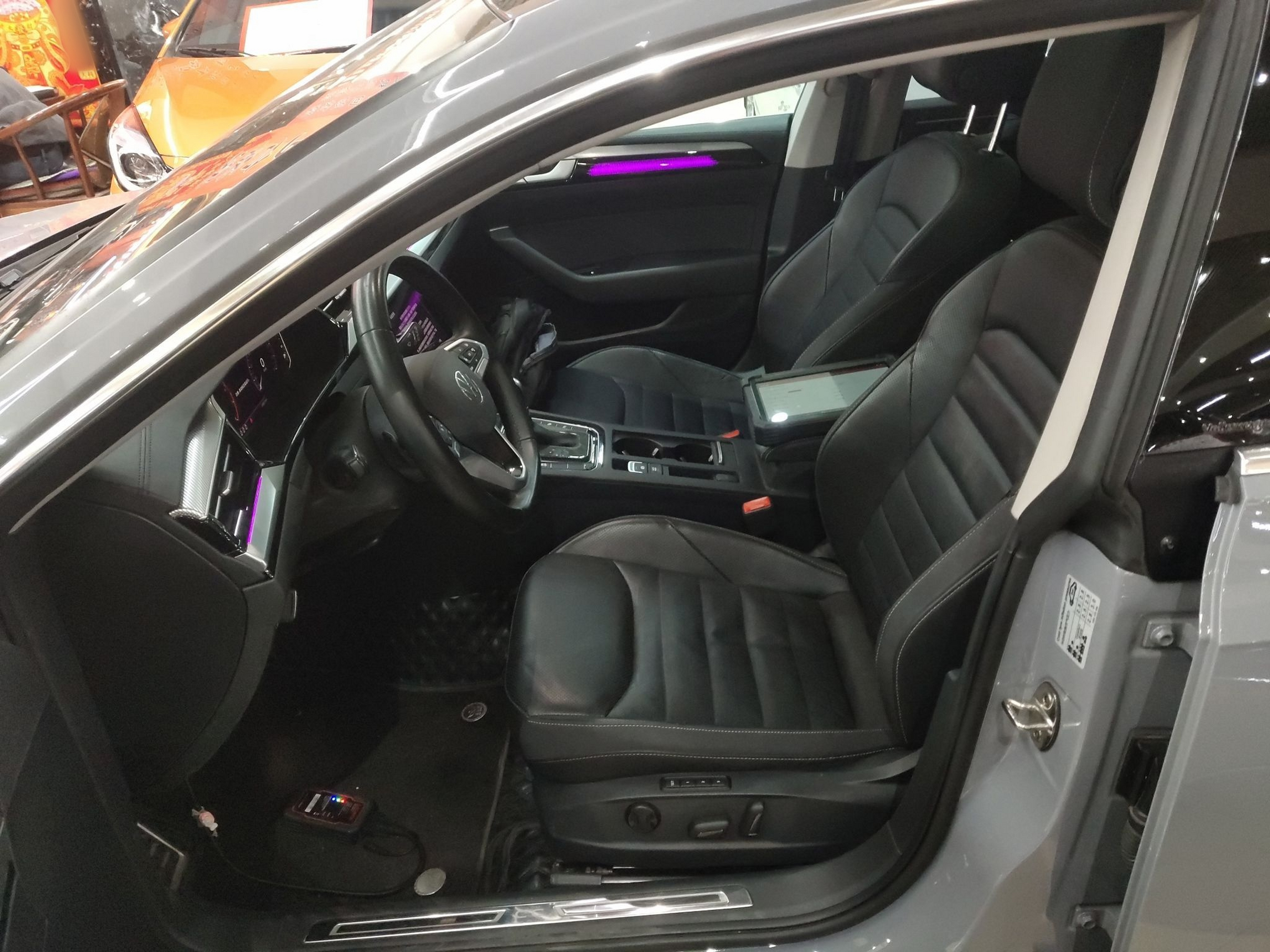 Переднее сиденье в автомобиле