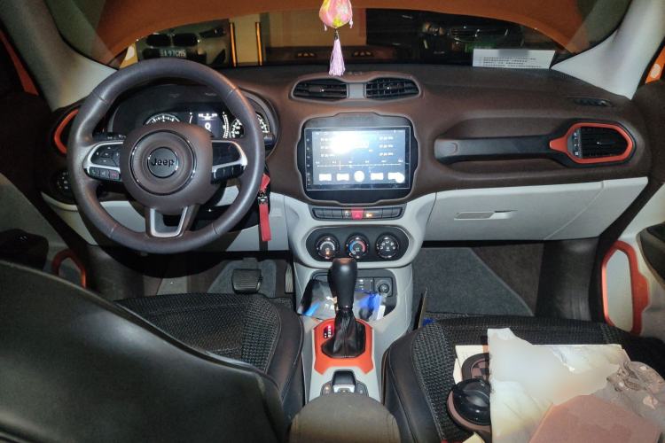 Used Jeep Renegade 2016 1.4T Automatic High-Energy Version Center Console