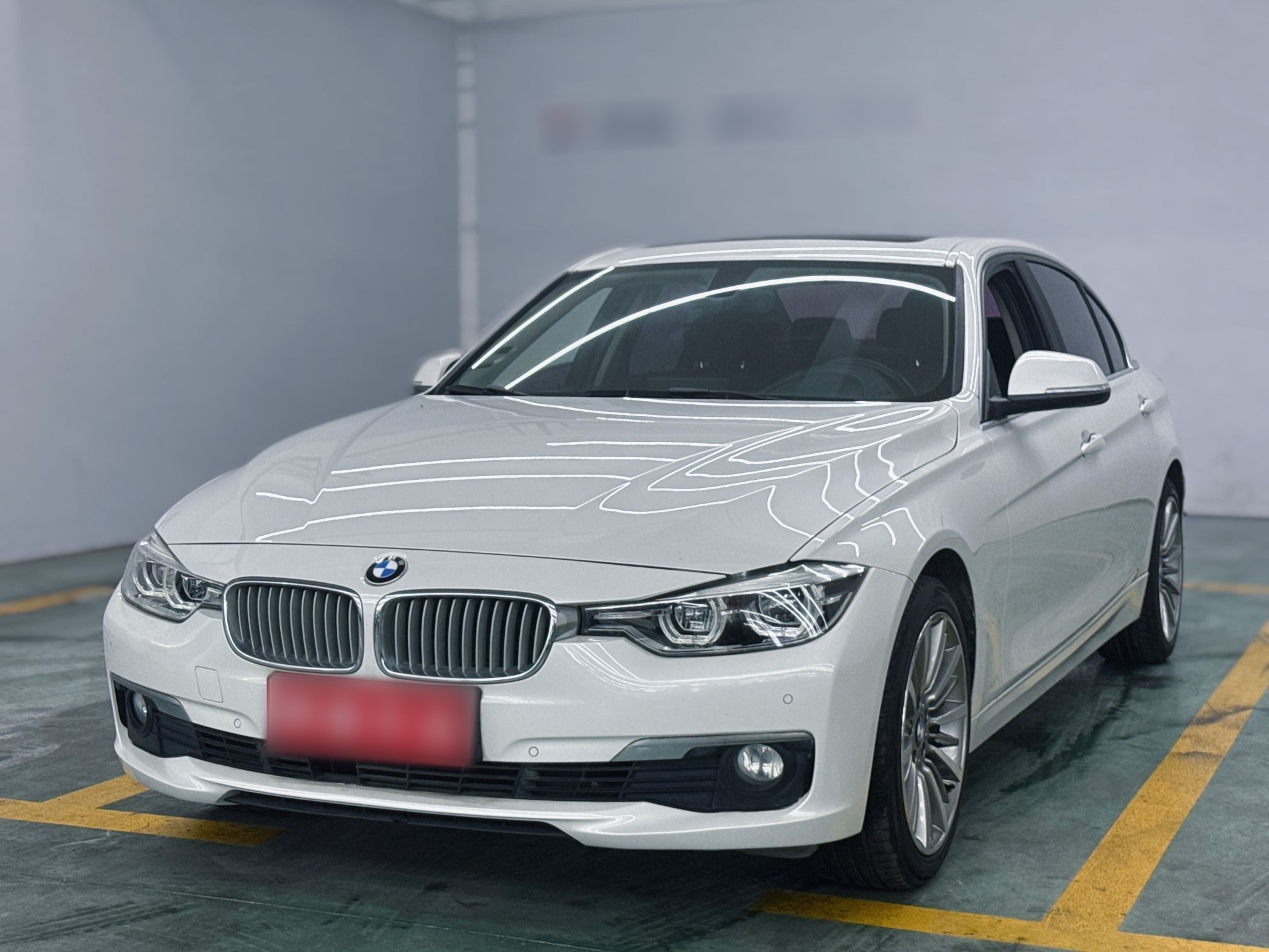 Unter der Vorderseite des Autos