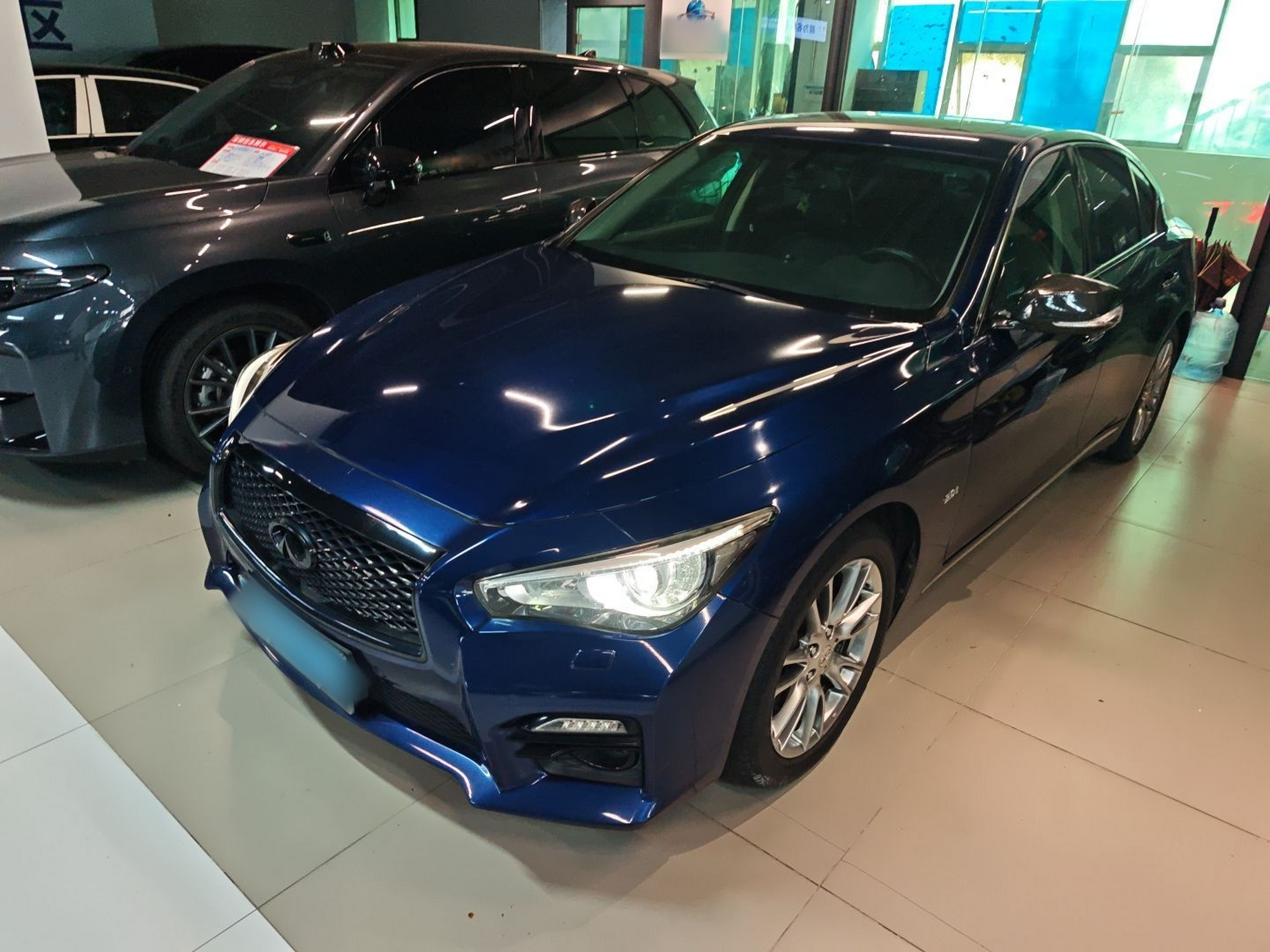 تحت مقدمة السيارة