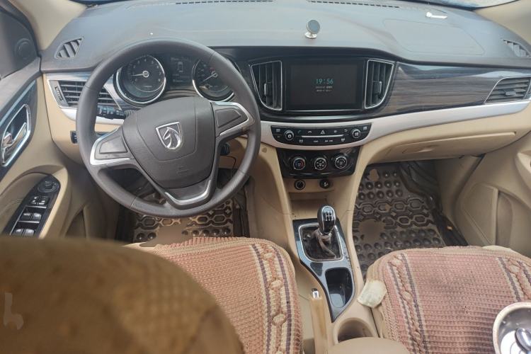 Used Baojun 730 2016 1.5L Manual Comfort Version 7 Seats China V Emission Standard Center Console