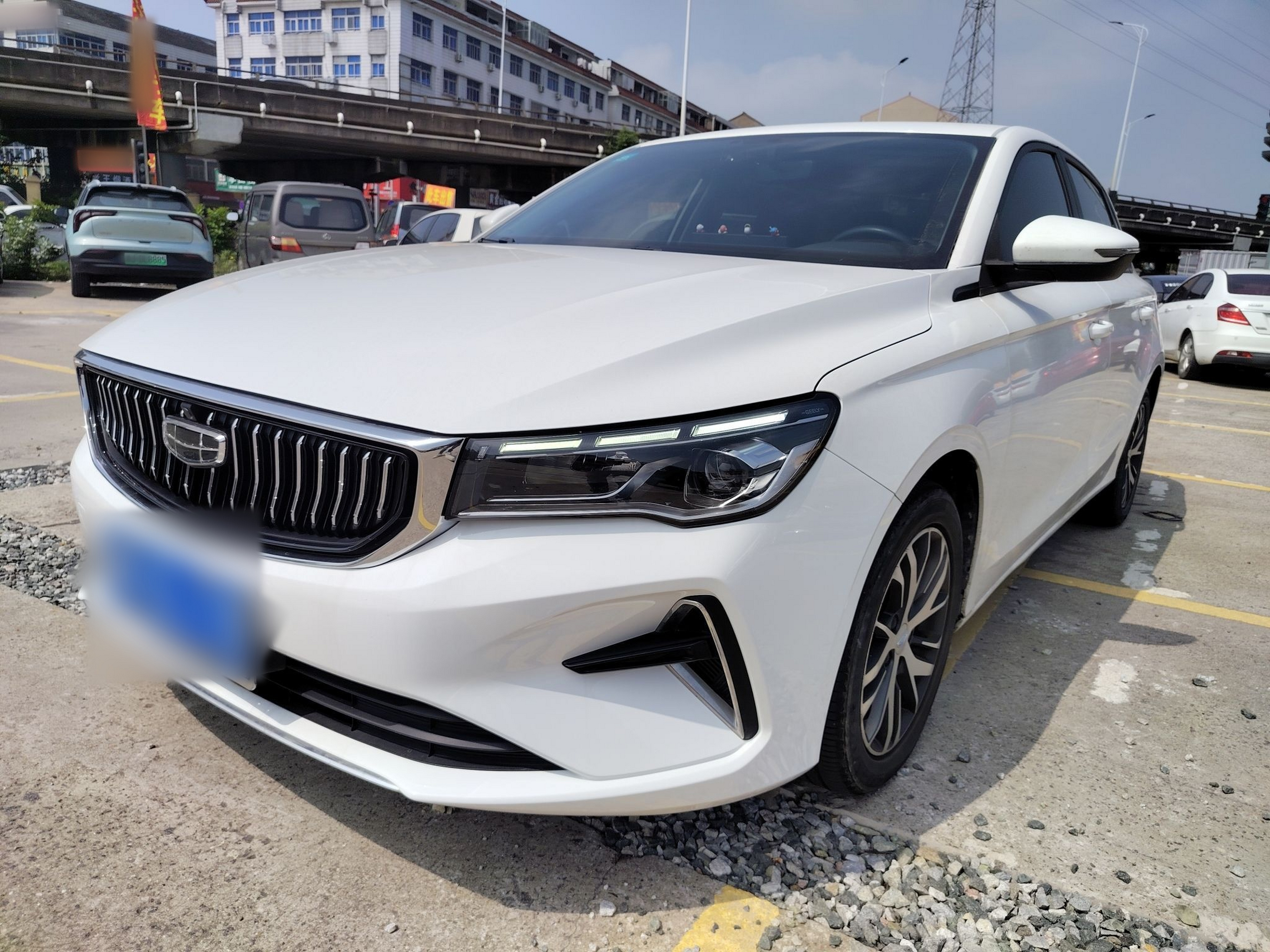 Под передней частью автомобиля