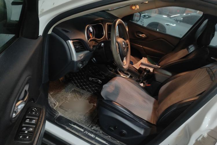 Used Jeep Cherokee 2020 2.0L Two-Wheel Drive Classic Sports Edition