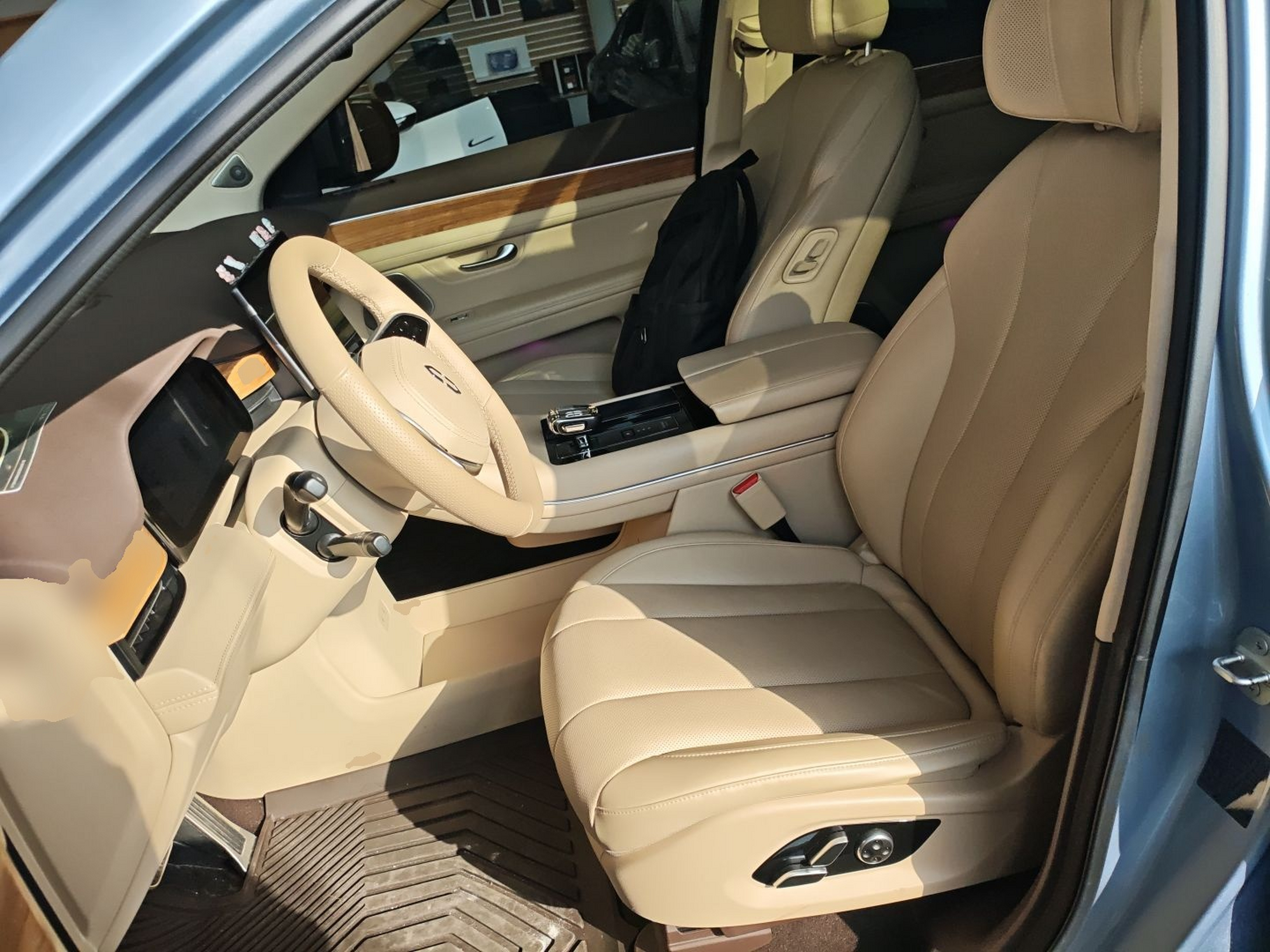 المقاعد الأمامية داخل السيارة