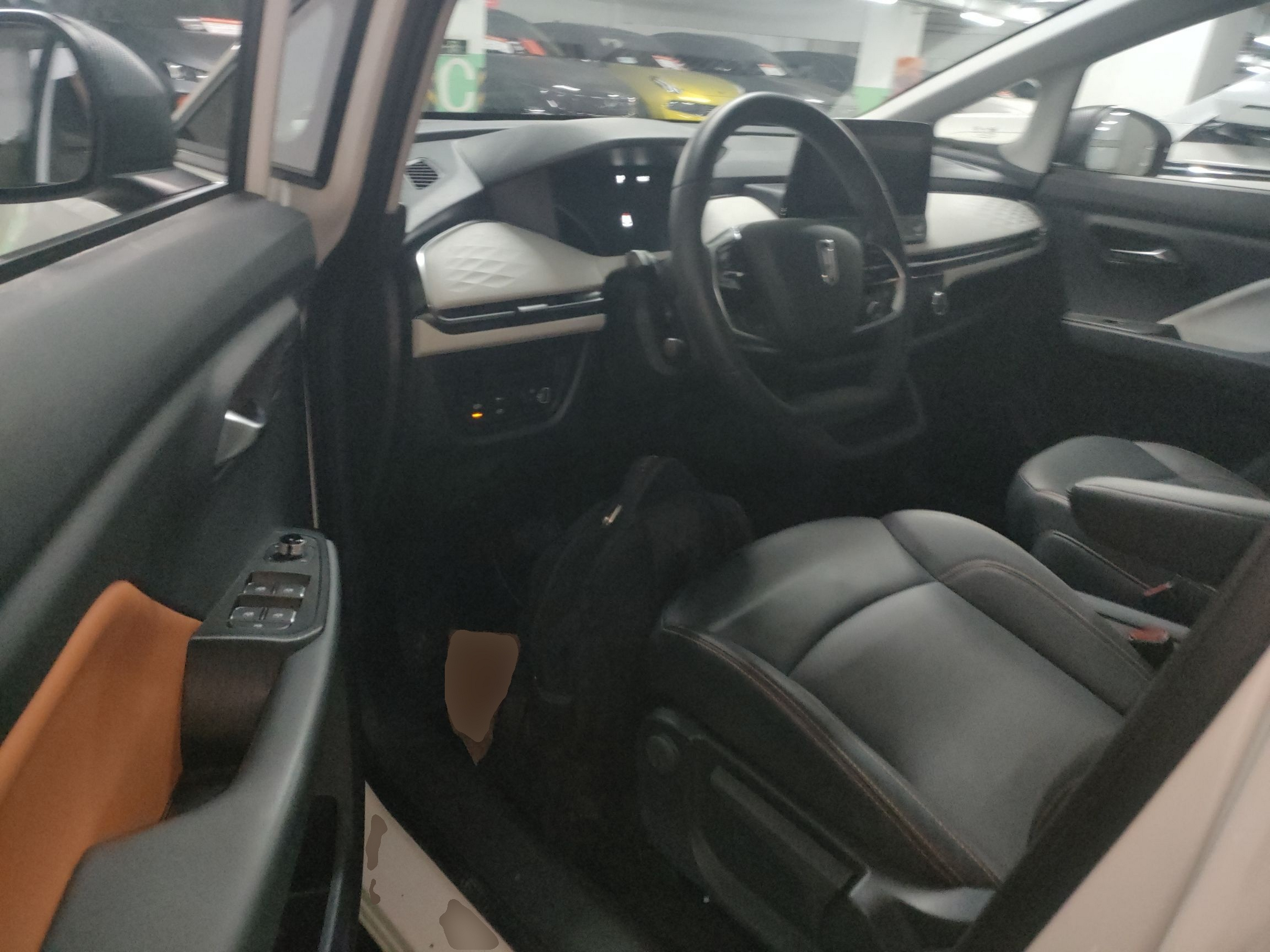 المقاعد الأمامية داخل السيارة