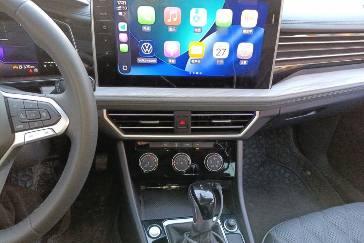 Used Volkswagen Sagitar 2025 300TSI DSG Excellence Edition Audio And AC Panel