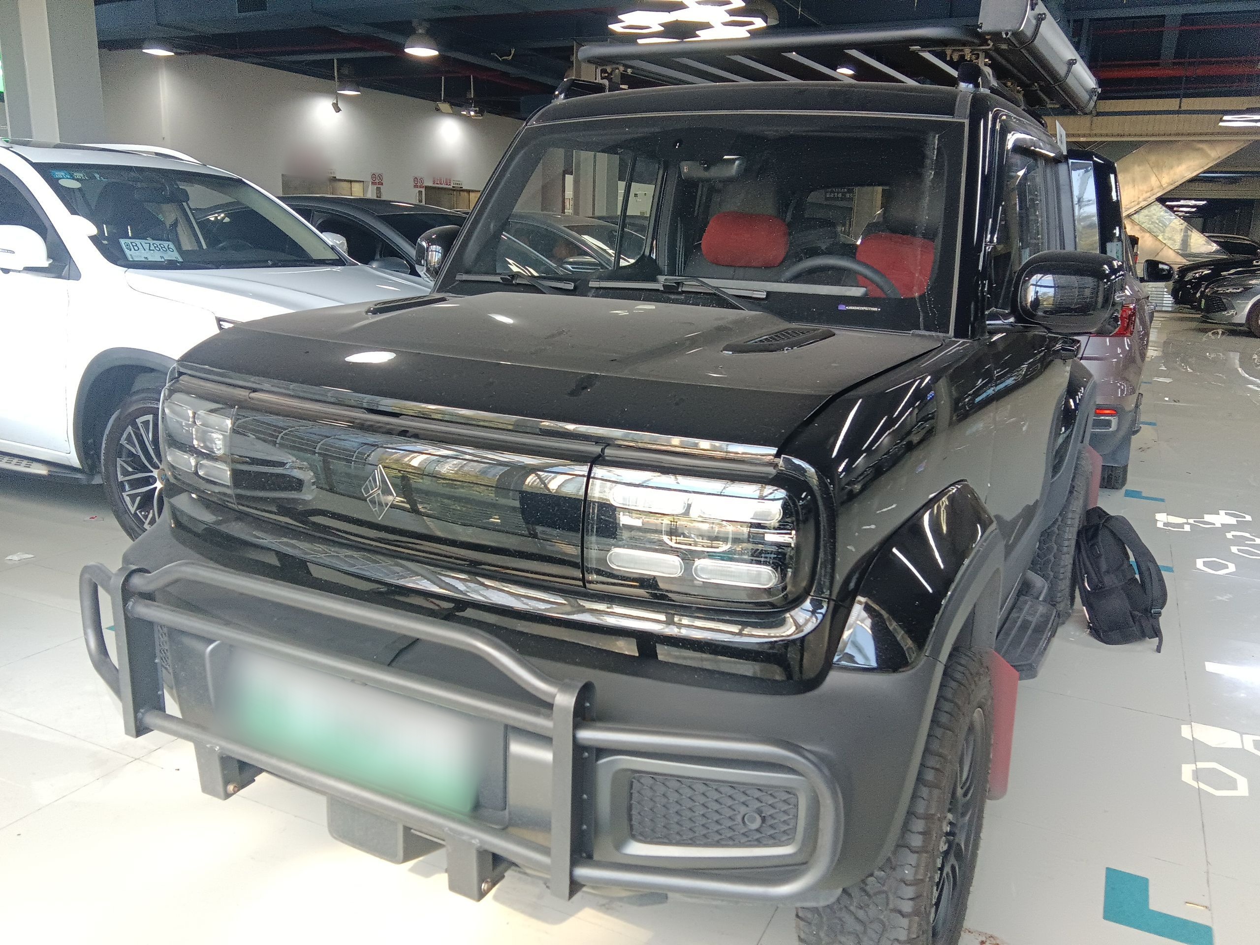 Под передней частью автомобиля