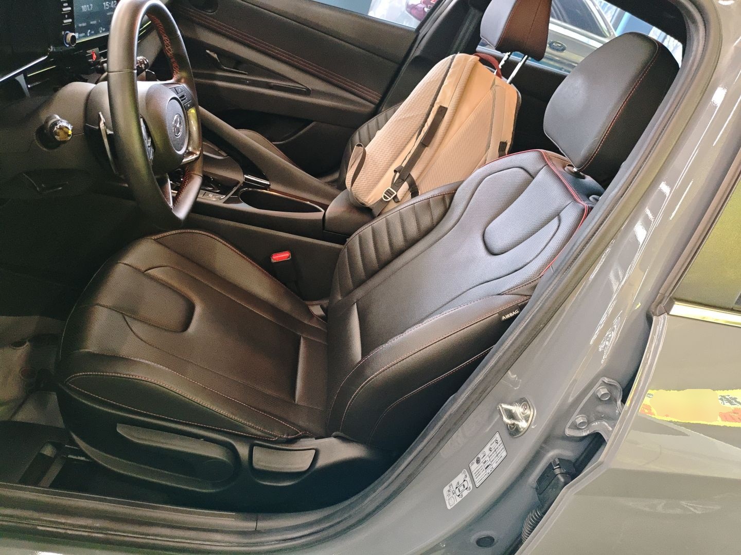 Переднее сиденье в автомобиле