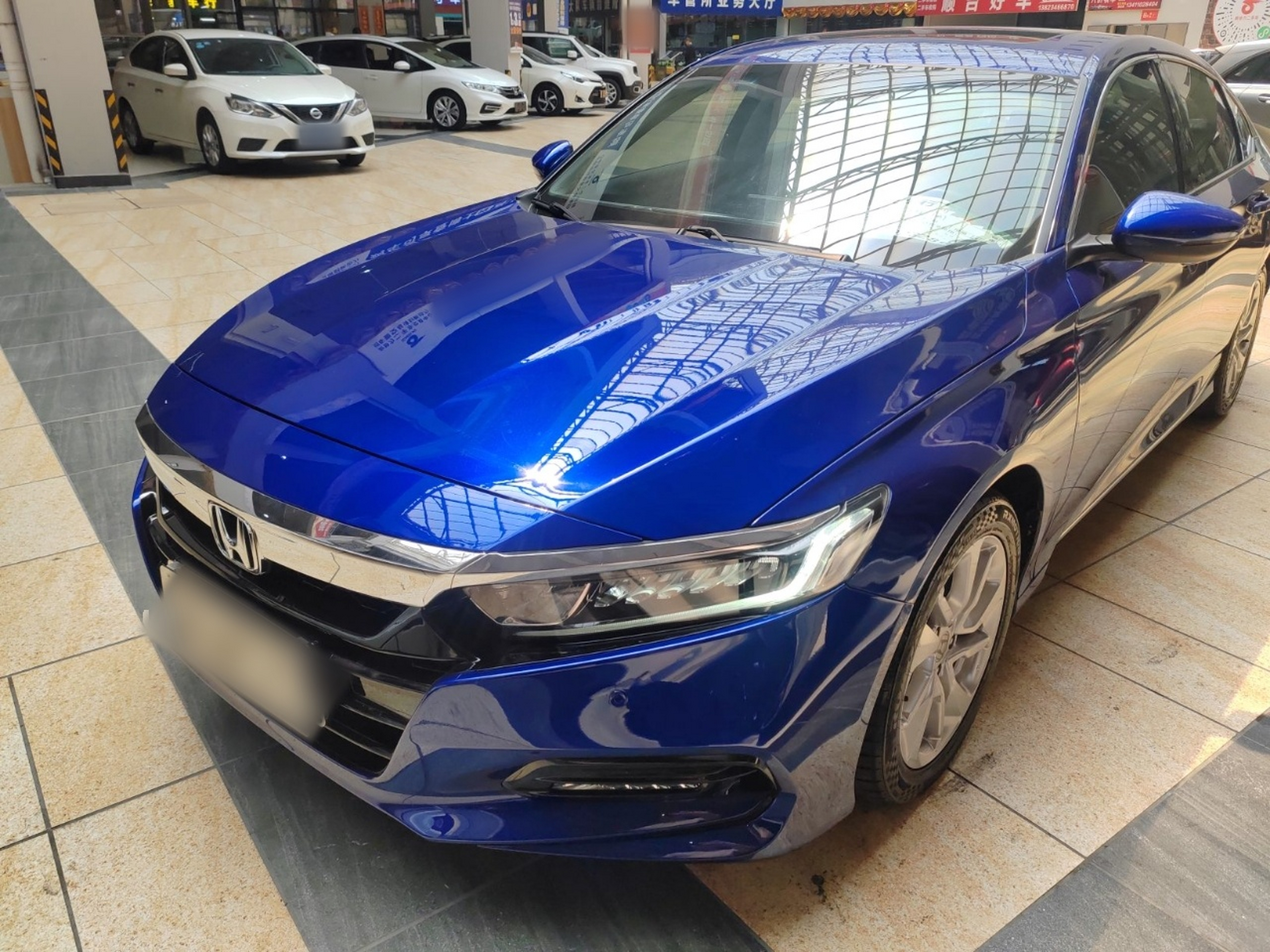 تحت مقدمة السيارة