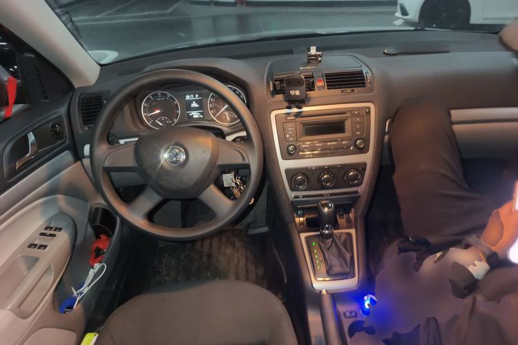 Used Skoda Octavia 2014 1.6L Automatic Yijie Edition Center Console