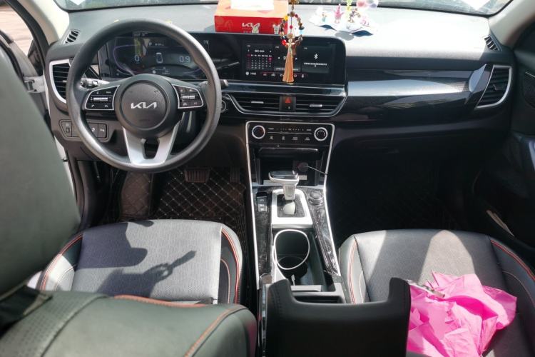 Used Kia Seltos 2023 1.5L CVT Luxury Edition Center Console