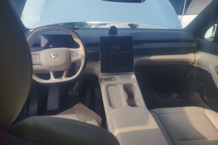 Used Nio ES6 2023 75 kWh Center Console