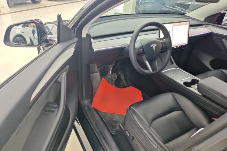 Used Tesla Model Y 2023 Long-Range All-Wheel-Drive Version Driver Seat