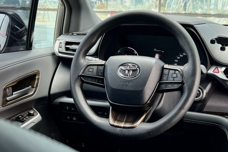 Used Toyota Granvia 2024 2.5L Hybrid Luxury Edition