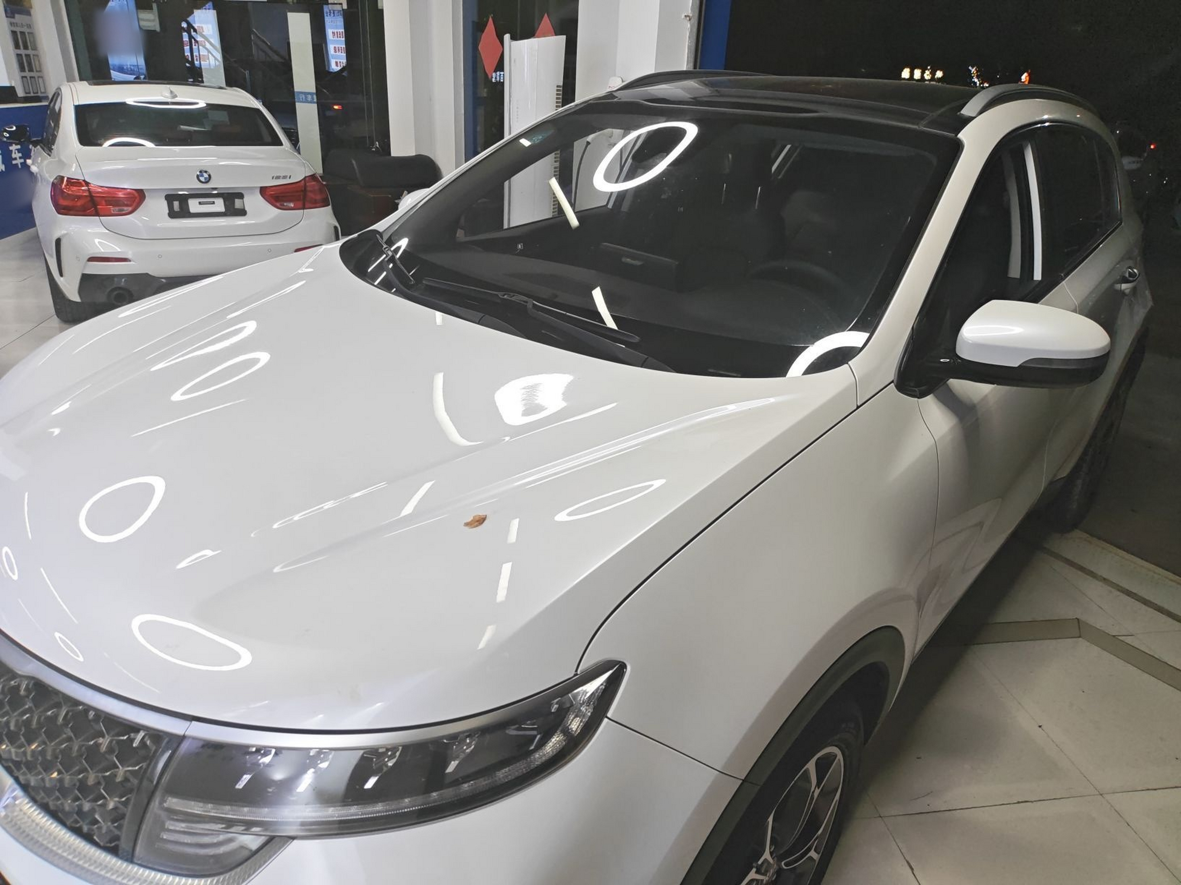 Под передней частью автомобиля