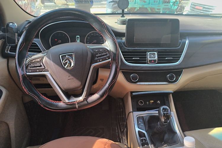 Used Baojun 730 2017 1.5T Manual Prestige Version 7 Seats Center Console