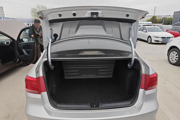 Used Volkswagen Santana 2015 1.6L Automatic Fashion Edition Trunk