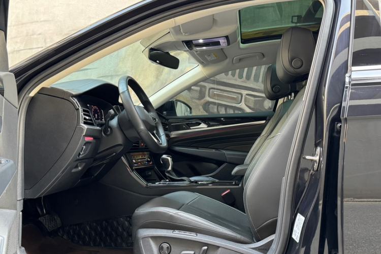 Used Volkswagen Passat 2023 Facelift 330TSI Luxury Edition Interior 3