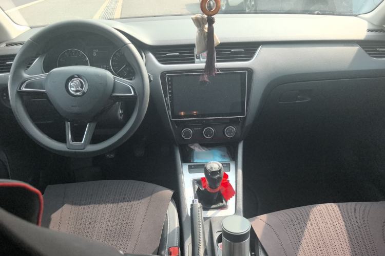 Used Skoda Octavia 2016 1.6L Manual Trend Edition Center Console