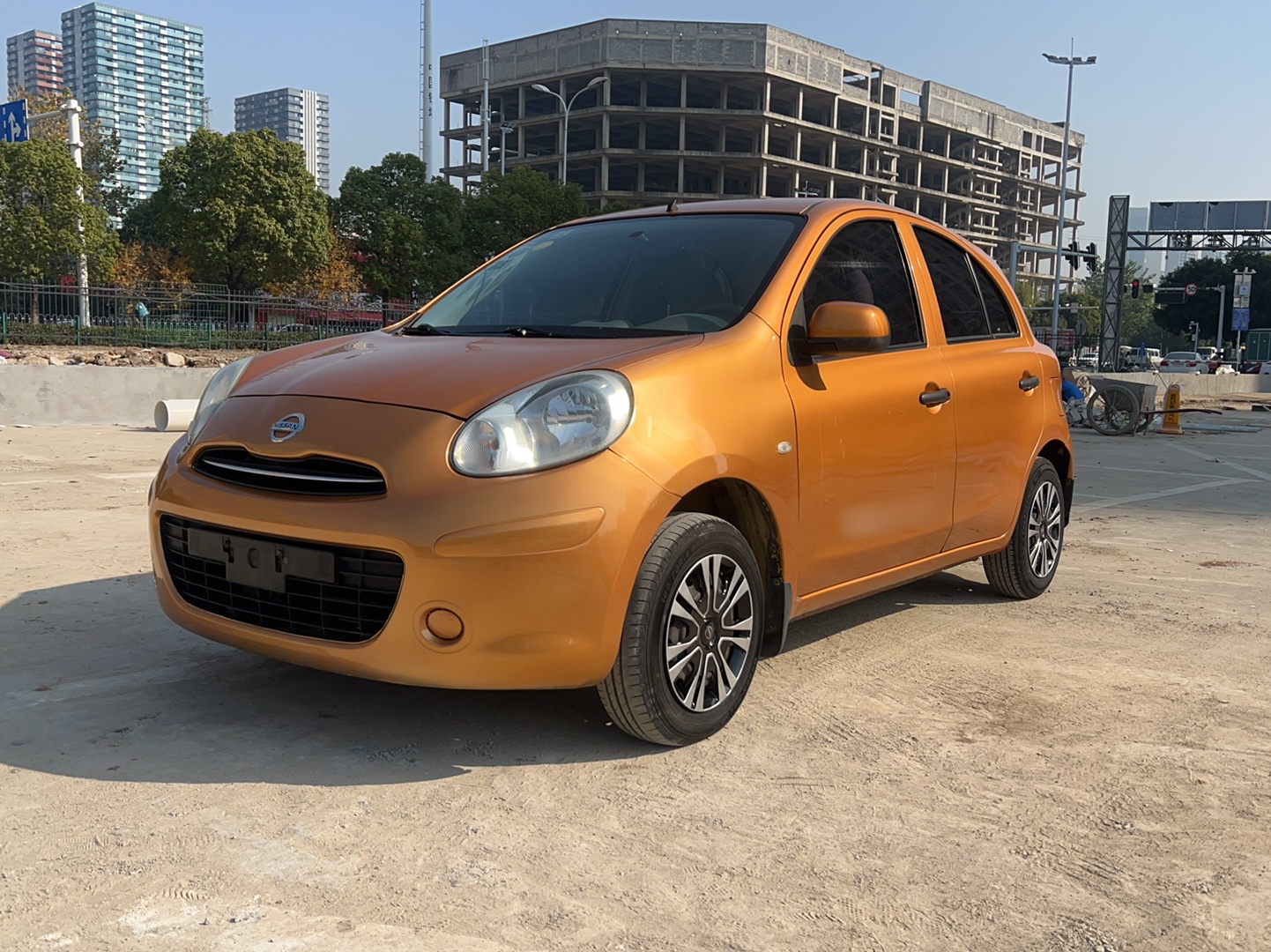 Под передней частью автомобиля