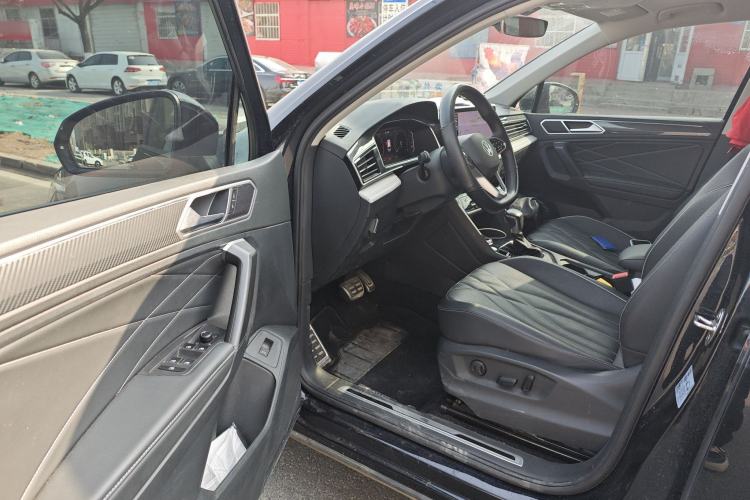 Used Volkswagen Tiguan L 2022 330TSI Automatic Two-Wheel Drive R-Line Enhanced Edition Interior 3