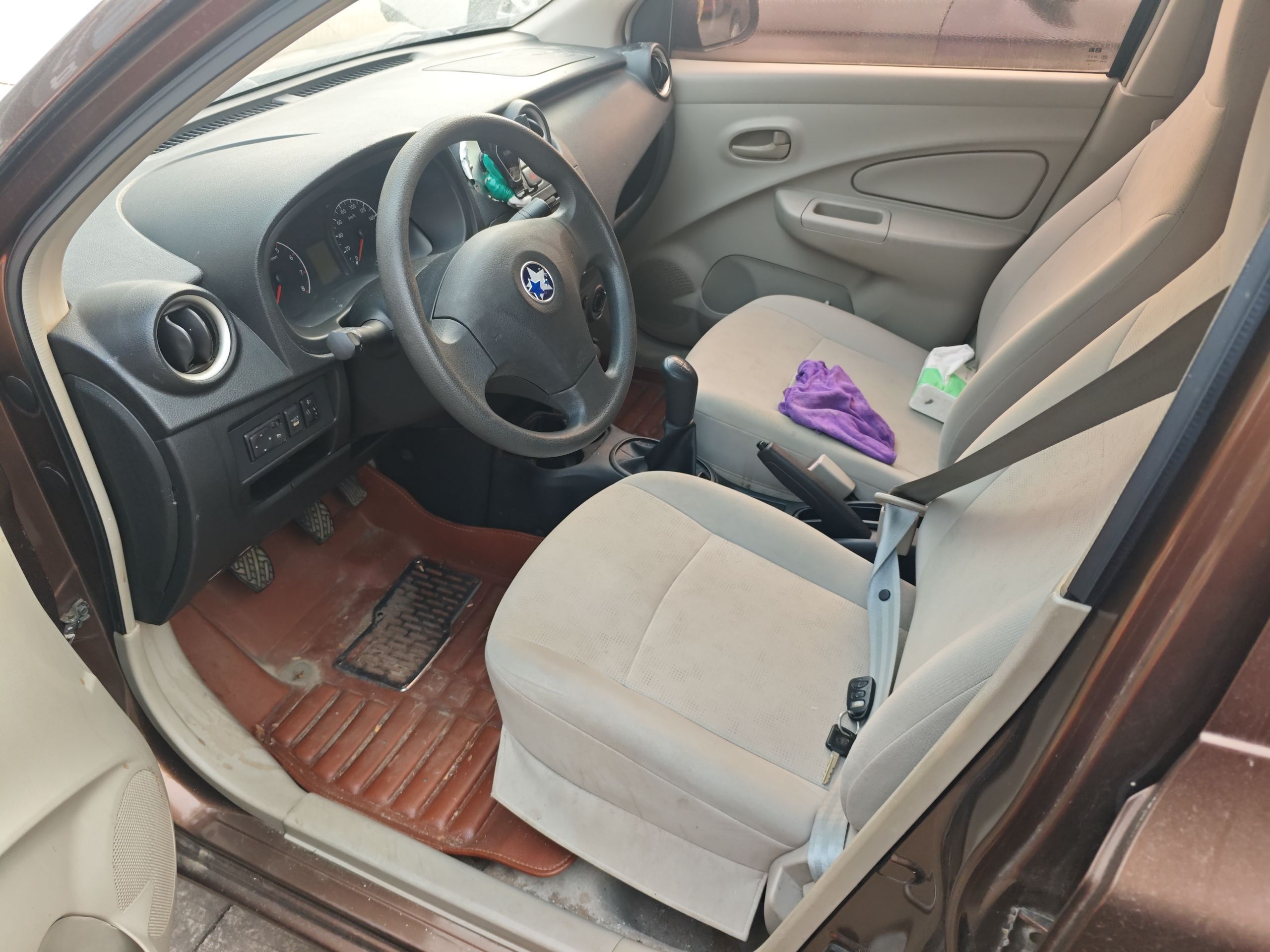 المقاعد الأمامية داخل السيارة