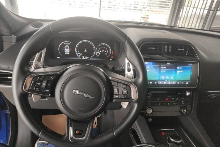 Used Jaguar F-PACE 2016 3.0 SC Four-Wheel Drive S High-Performance Edition Center Console