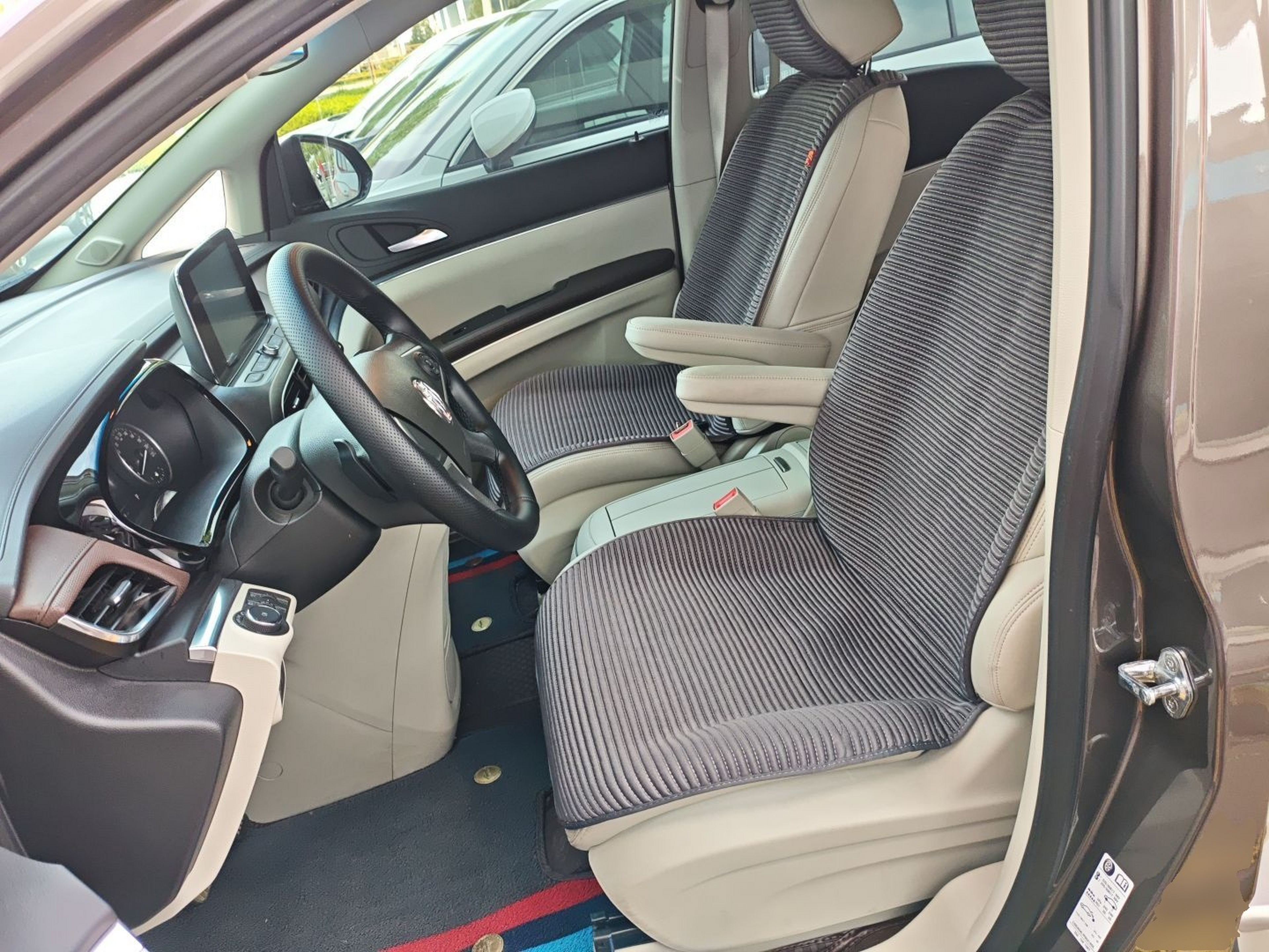 المقاعد الأمامية داخل السيارة