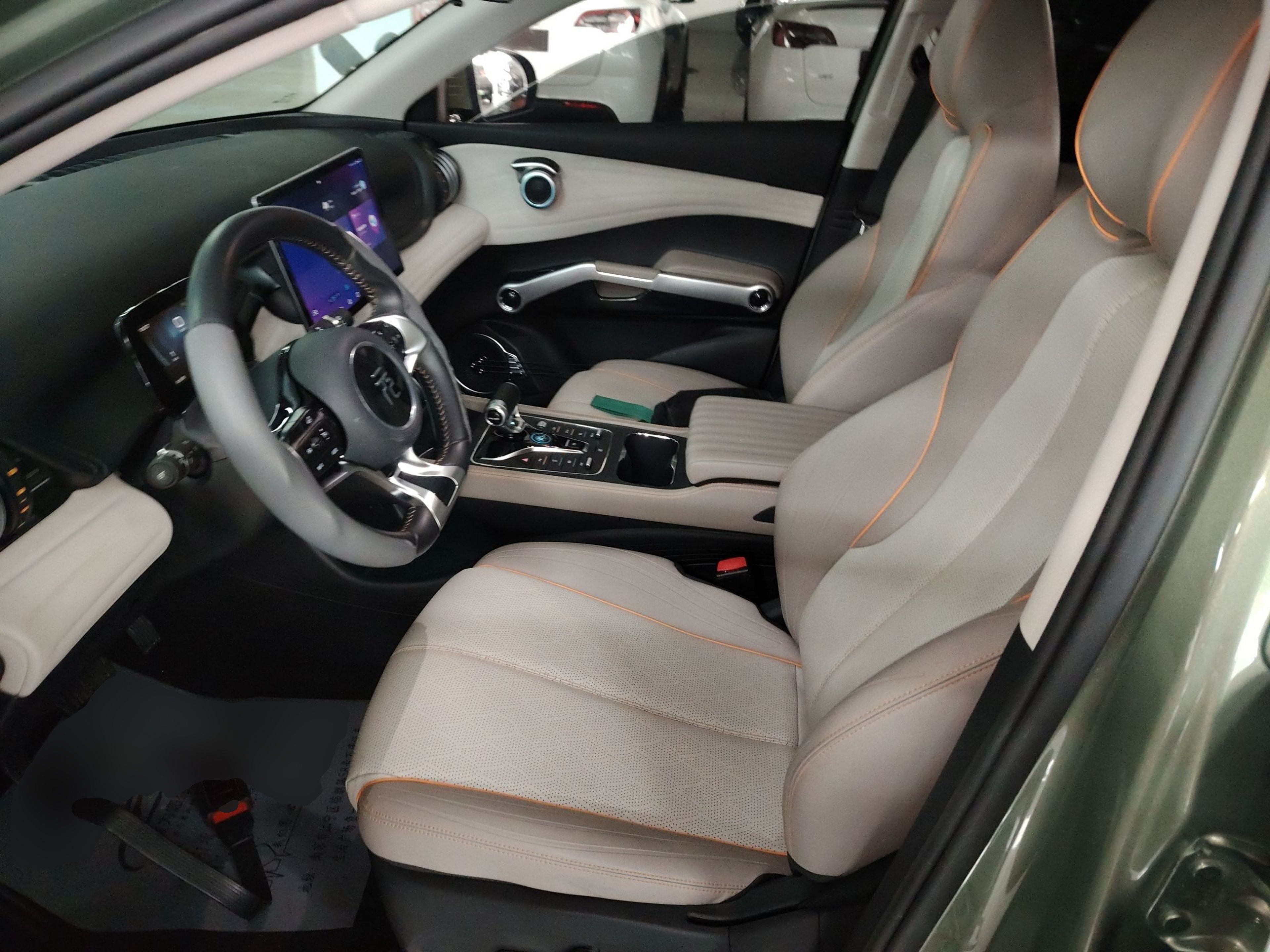 المقاعد الأمامية داخل السيارة