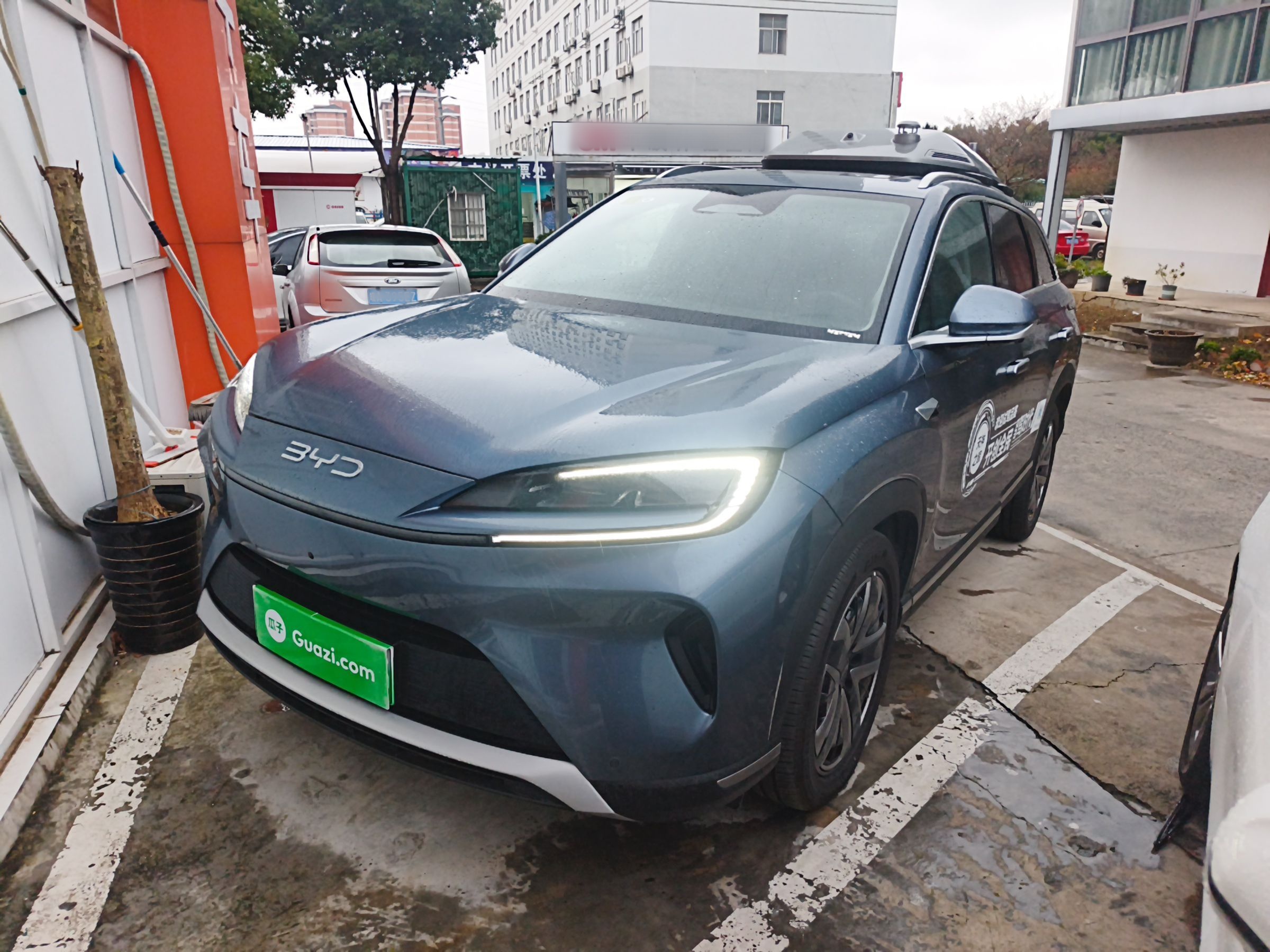 Под передней частью автомобиля