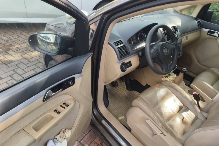 Used Volkswagen Touran 2011 1.4T Manual Zhiya Edition 5 Seats
