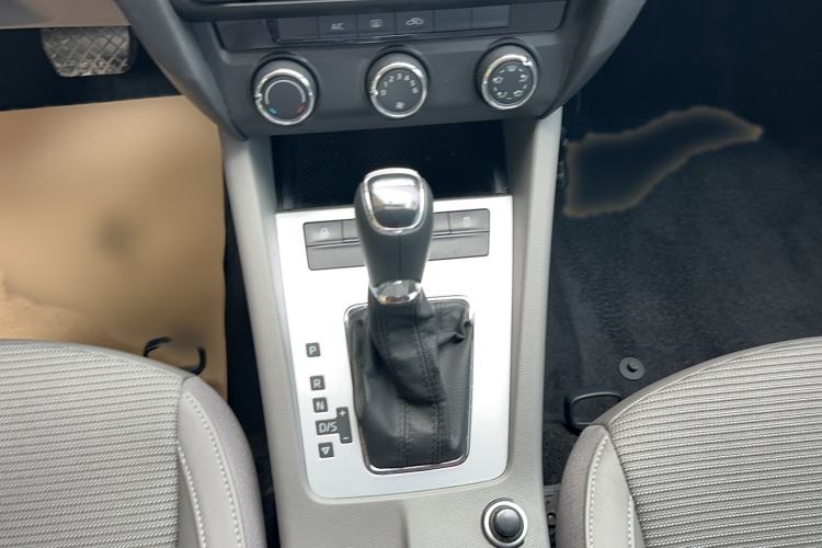 Used Skoda Octavia 2015 1.6L Automatic Yijie Edition Gear Lever