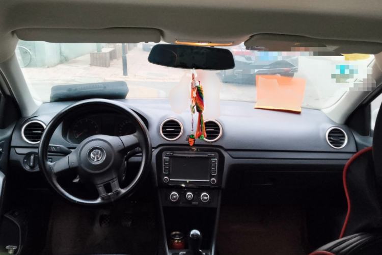 Used Volkswagen Jetta 2015 Zhuihui Edition 1.4L Manual Fashion Model Center Console