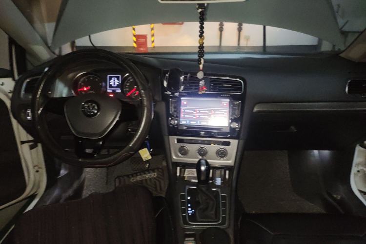 Used Volkswagen Golf 2016 1.6L Automatic Comfort Model Center Console