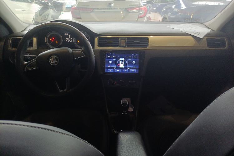 Used Skoda Rapid 2019 1.5L Manual Comfort Edition China VI Standard Center Console