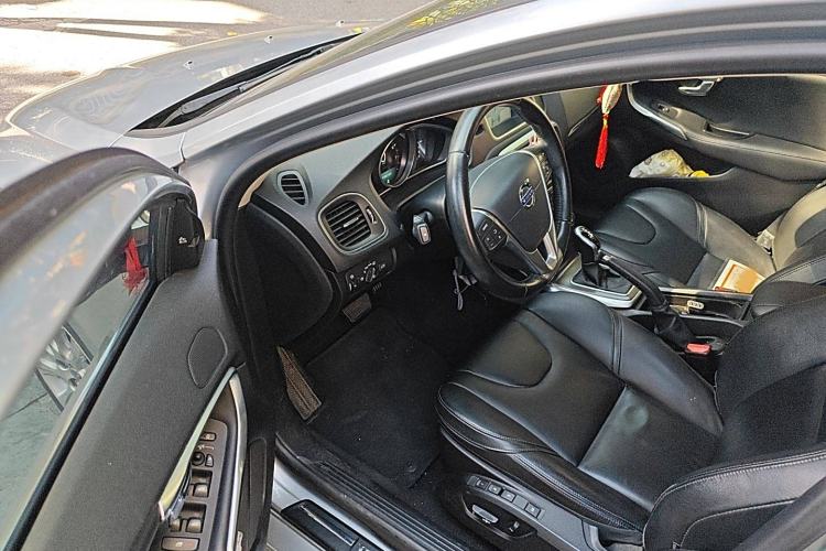 Used Volvo V40 2014 2.0T Zhiya Edition
