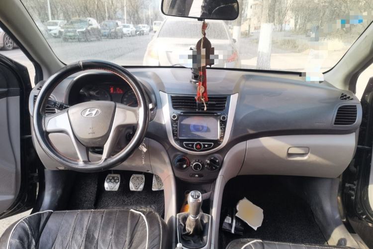 Used Hyundai Verna (older generation) 2014 1.4L Manual Smart GLS Trim Center Console