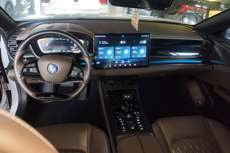 Used BYD Han 2020 DM Four-Wheel Drive Performance Edition Prestige Model Center Console