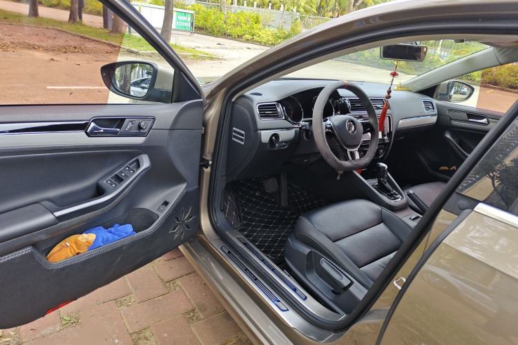 Used Volkswagen Sagitar 2015 1.6L Automatic Comfort Model Interior 3