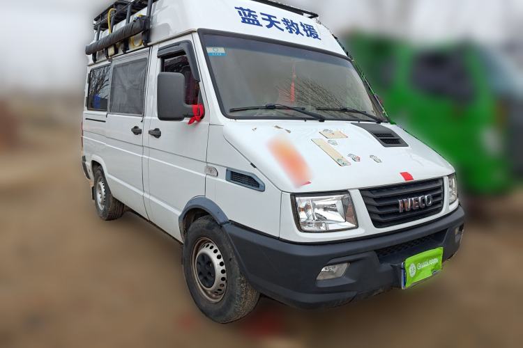 Used Iveco Daily 2020 2.5T A35 Passenger Van Single-Tire Mid-Roof Design 5-9 Seats with Sliding Side Door Meeting China V Emission Standards