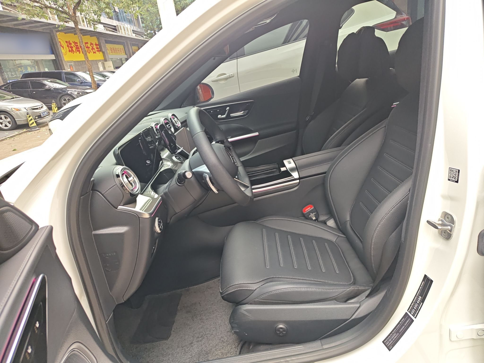 المقاعد الأمامية داخل السيارة