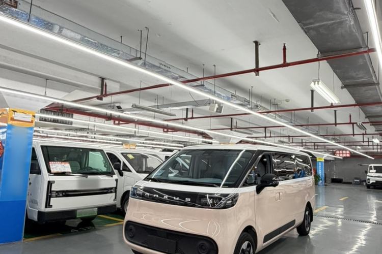 Used SAIC MAXUS Dana V1 2024 M1 Long-Wheelbase Low-Roof Passenger Version (64 kWh)