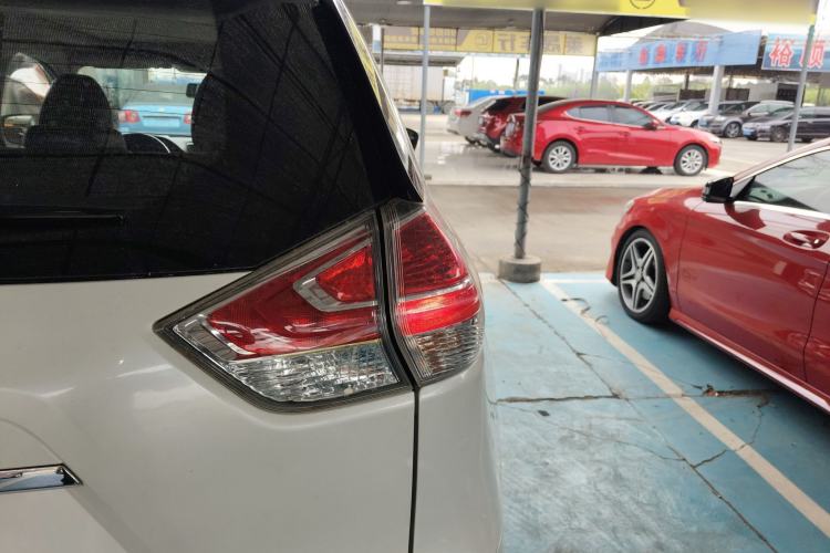 Used Nissan X-Trail 2014 2.5L CVT Leading Edition 4WD
